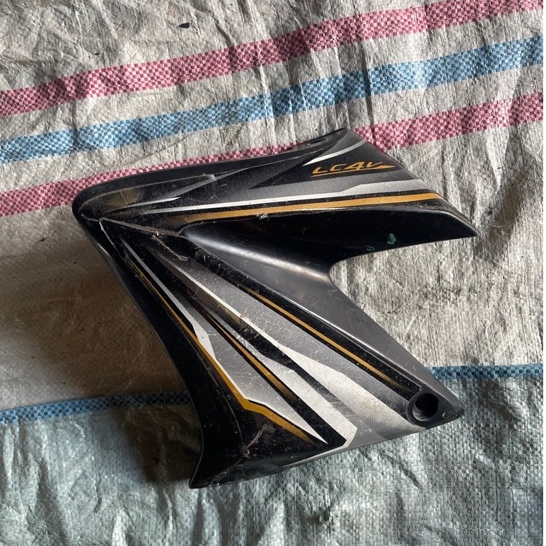 sayap tangki sebelah kiri Vixion Old bekas original