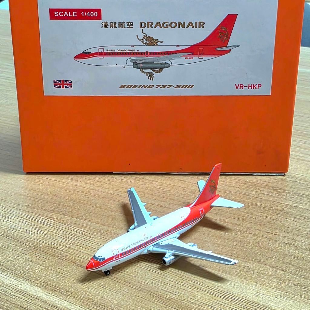 miniatur diecast pesawat Boeing 737-200 Dragonair dengan nomor registrasi VR-HKP skala 1:400 produks