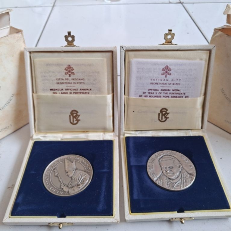 Medali resmi tahunan Paus Benediktus XVI