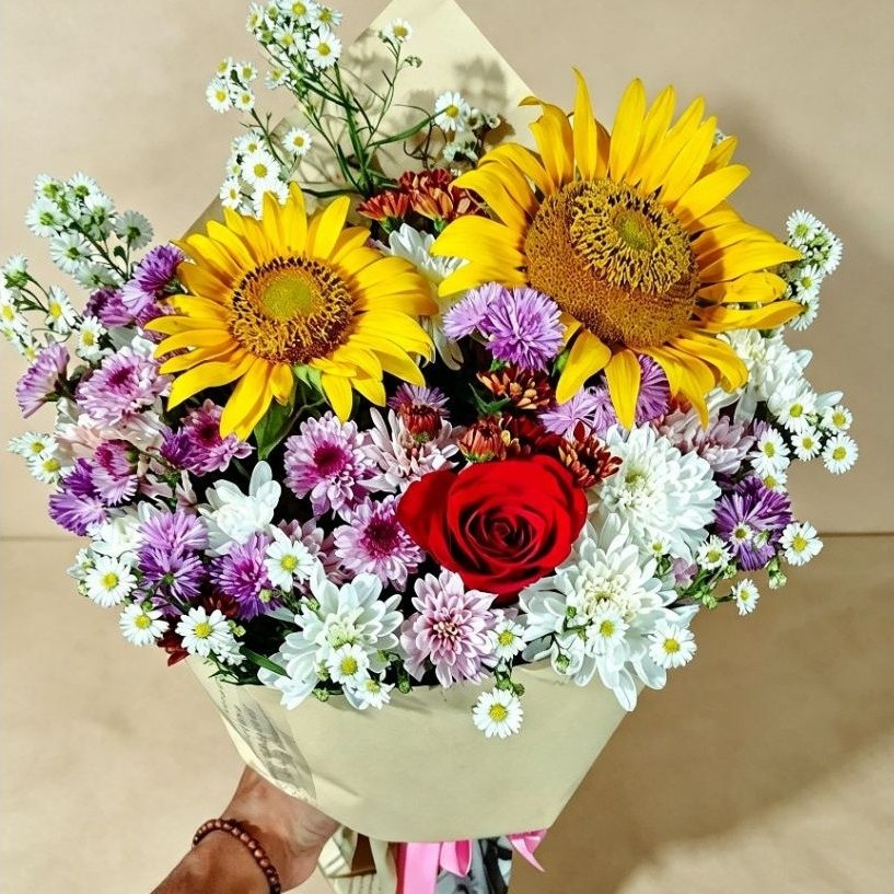 Buket Bunga Matahari dengan Mawar Merah dan Aster Warna-Warni