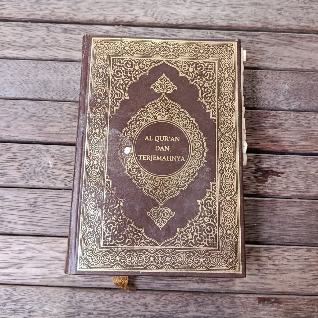 preloved mushaf Al-Qur'an dan Terjemahnya berukuran sedang (sekitar ukuran A5) / boh 77