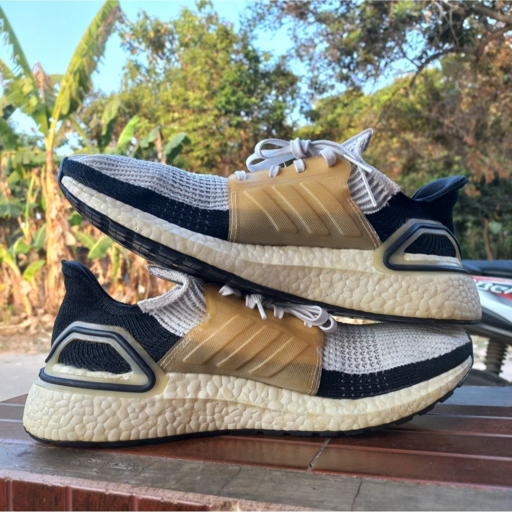 Sepatu Second Adidas Ultraboost 19 panda sneaker running