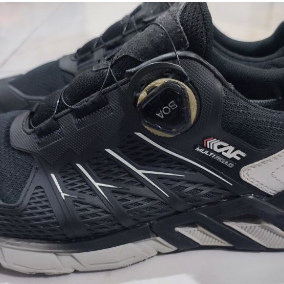 Sepatu outdoor running leCAF Saturn series