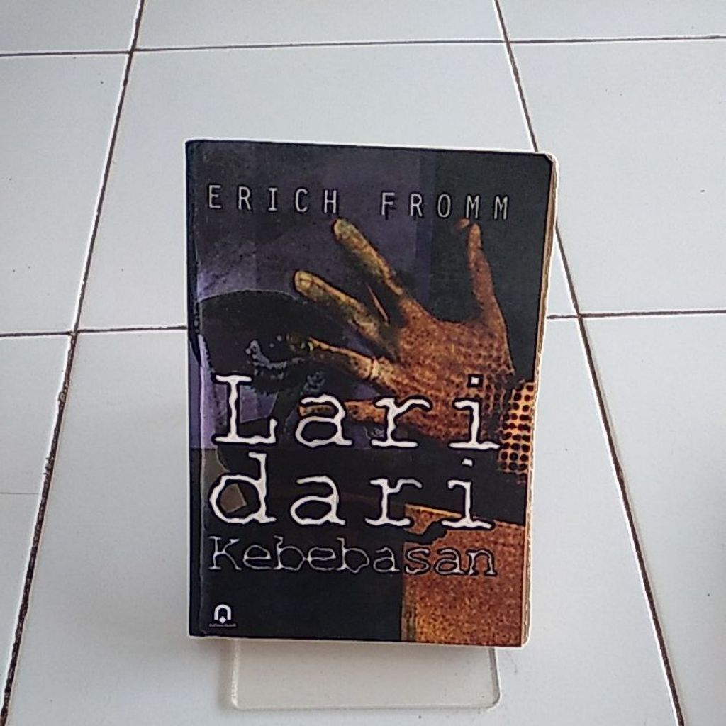lari dari kebebasan erich fromm