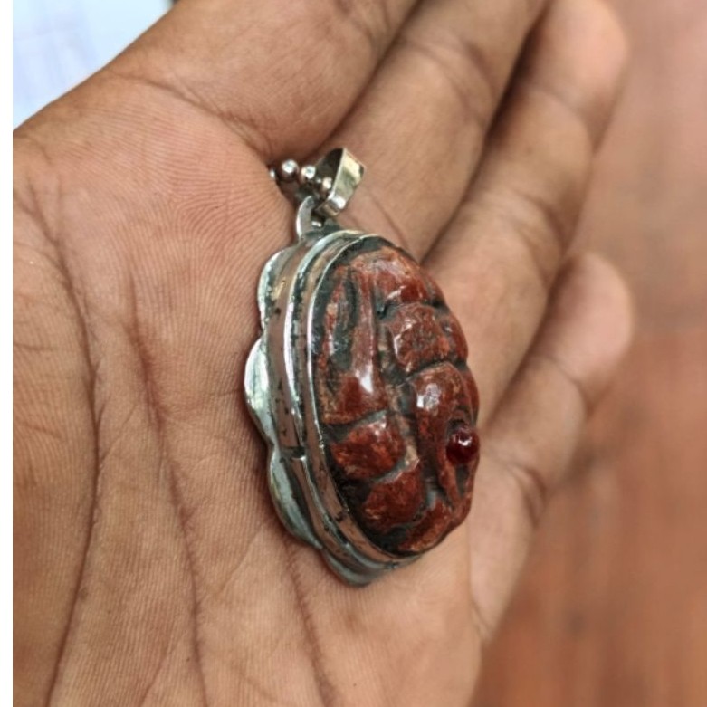 liontin Dengan batu merah