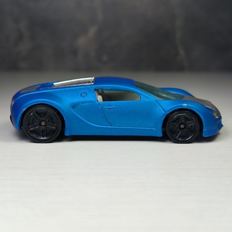 Hot Wheels Bugatti Veyron Blue Satin Loose Base 2002 Vintage