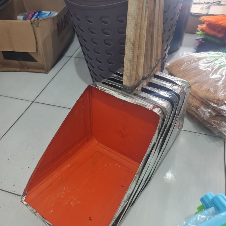 Serok Sampah kaleng Gagang Kayu Kuat Tahan Cuaca