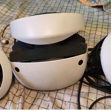 Headset VR putih dengan controller kabel untuk gaming virtual reality