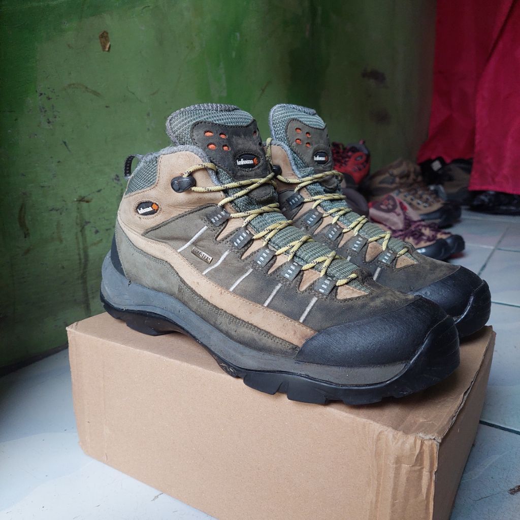 Lafuma goretex vibram sepatu treking outdoor hiking gunung