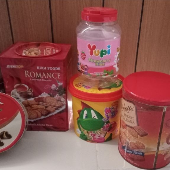 Kaleng bekas aneka biskuit / jajanan (dikirim random)