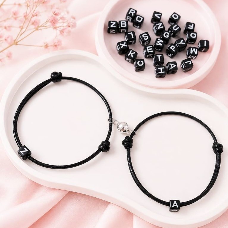 ( Beerrysaa ) GELANG COUPLE MAGNET + HURUF dadu hitam | Gelang huruf / inisial nama | Couple pasanga