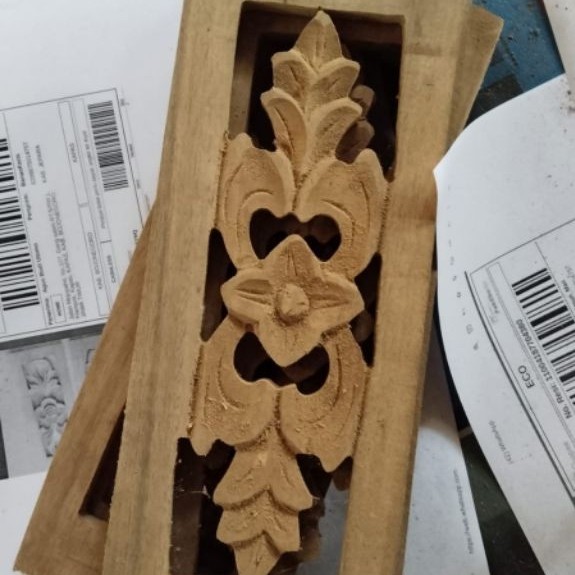 Papan Ukiran Kayu Bingkai Motif Bunga Ukel Kerawangan Mentahan Hiasan Dinding