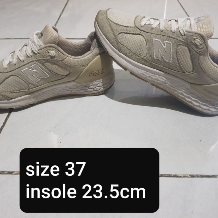 SepatuSneakerWanitaNB1880