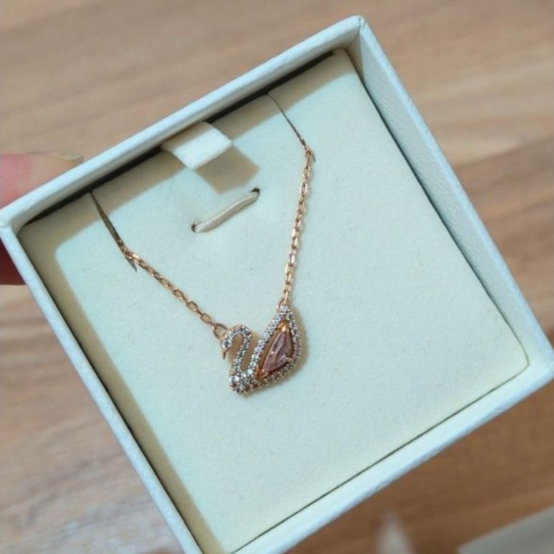 Swarovski dazzling swan necklace