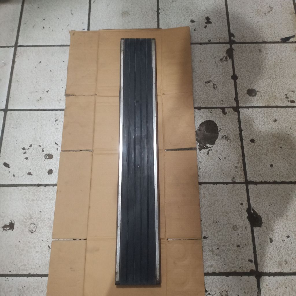 Grill Depan L300 Lama ( Tengah )