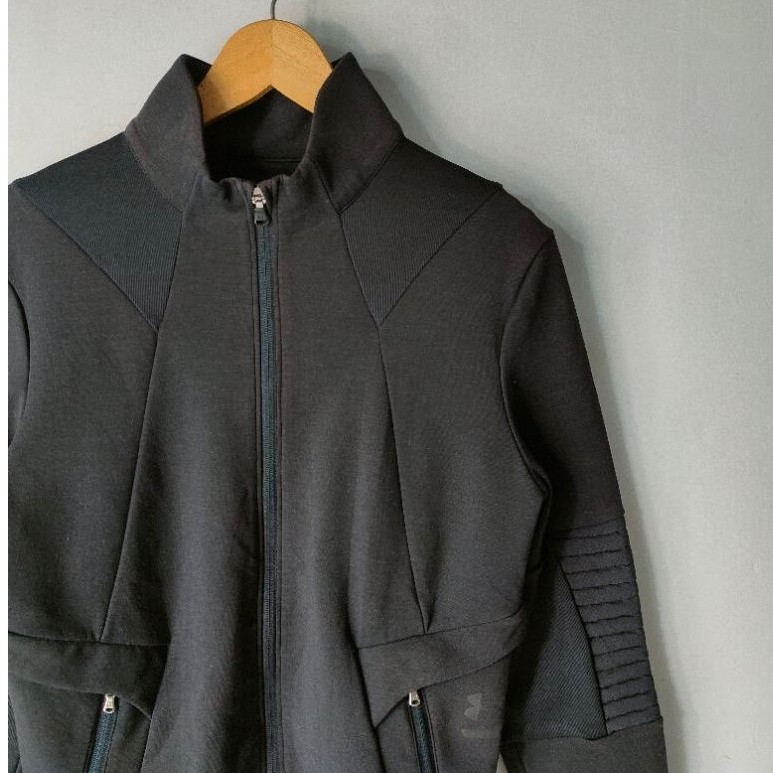 Jaket Olahraga UNDER ARMOUR Size S Original Second