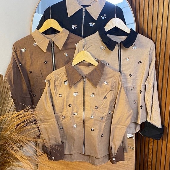 Setelan wanita blazer motif bunga dengan celana kulot putih casual