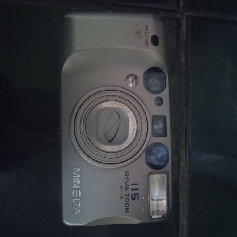 kamera saku film analog Minolta Riva Zoom 115 (juga dikenal sebagai Minolta Freedom Zoom 115 di bebe