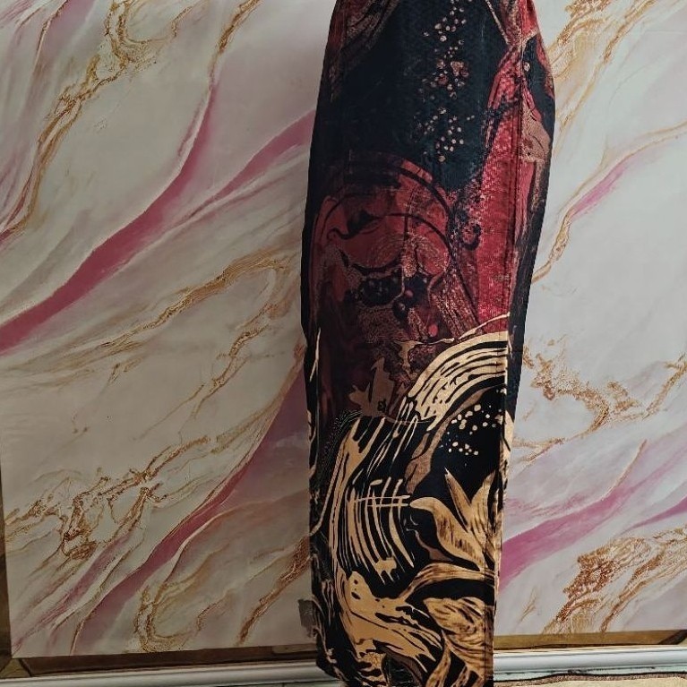 Rok span batik motif abstrak warna merah hitam untuk busana dan paduan kebaya