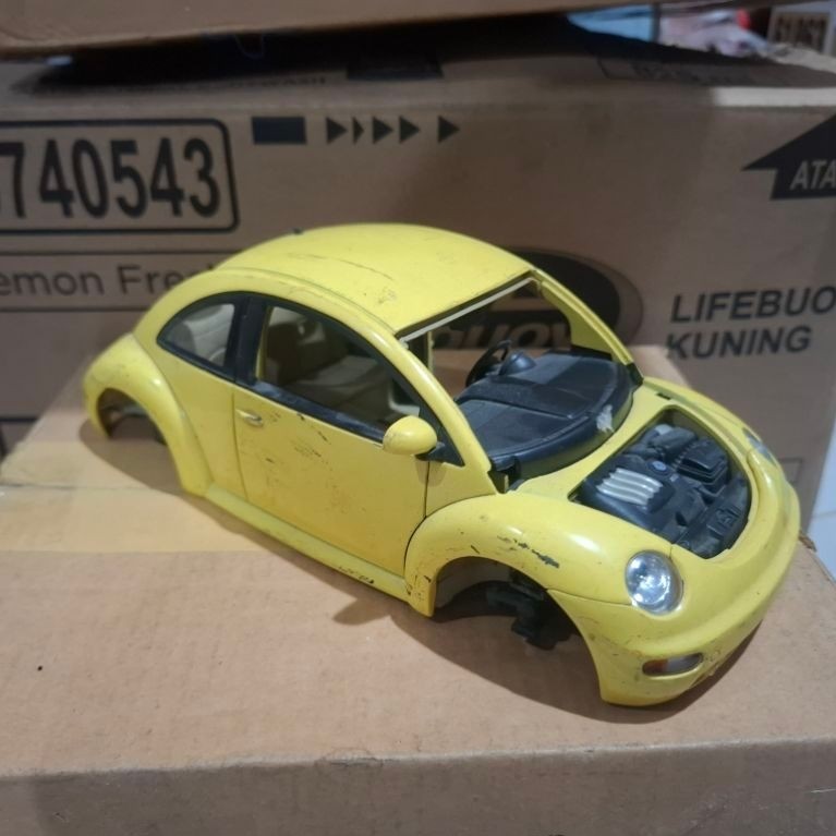 Diecast Volkswagen New Beetle 1998 skala 1:18  brand : Gate