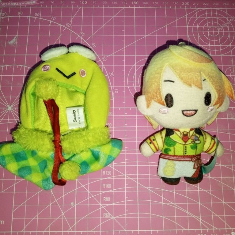 [SECOND HAND] Tsukasa Tenma fuwapuchi Sanrio keroppi + sanrio keroppi plushie cape - read desc