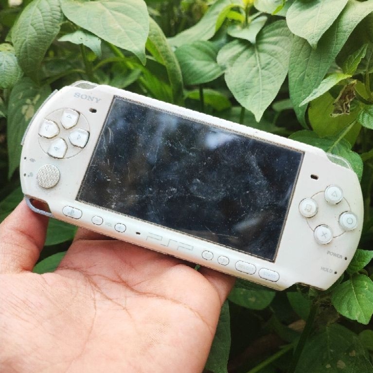 Konsol Game Sony Playstation Portabel PSP-3000 Second Kondisi Gembling Tanpa Tes