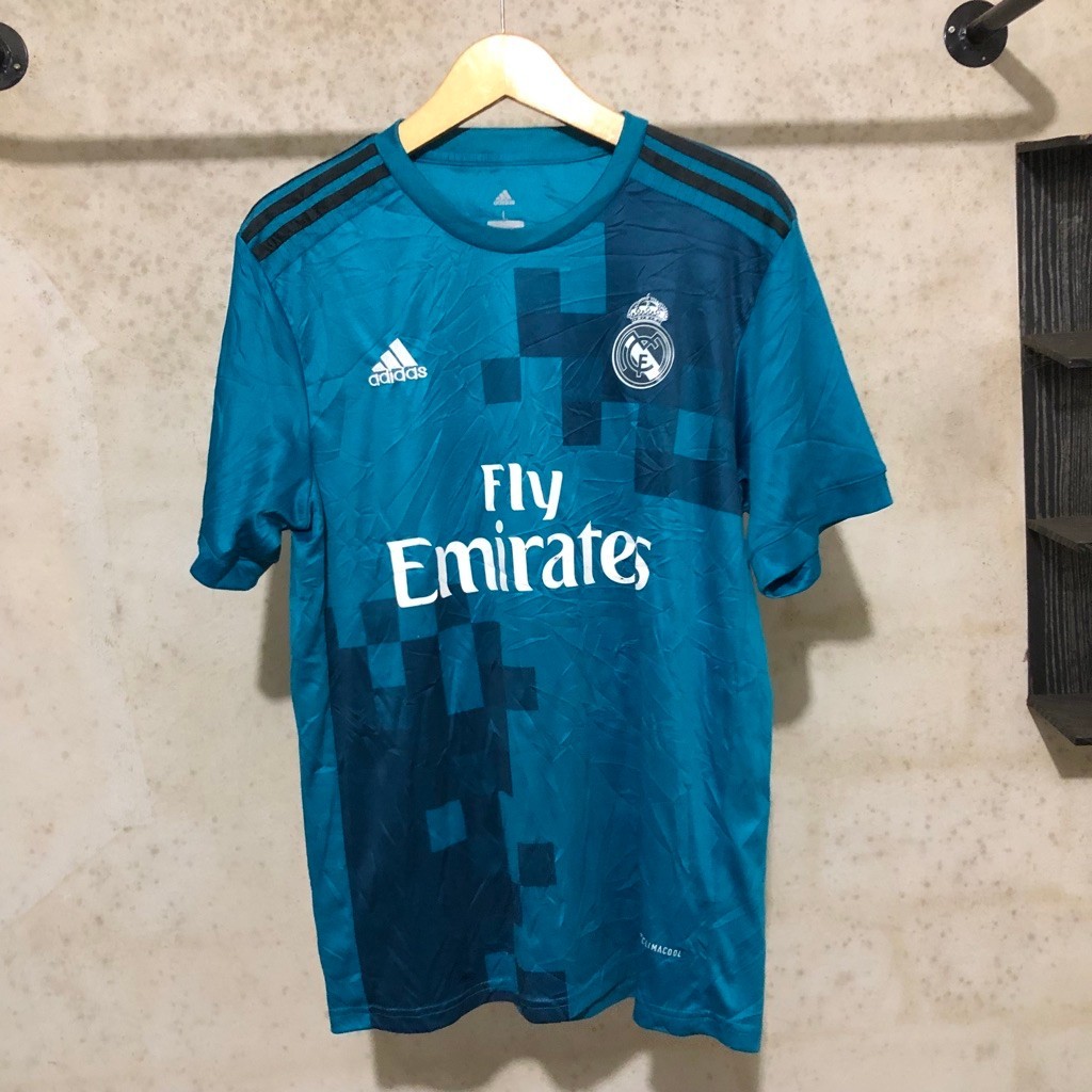 Jersey tim Real Madrid adidas biru lengan pendek dengan logo Fly Emirates