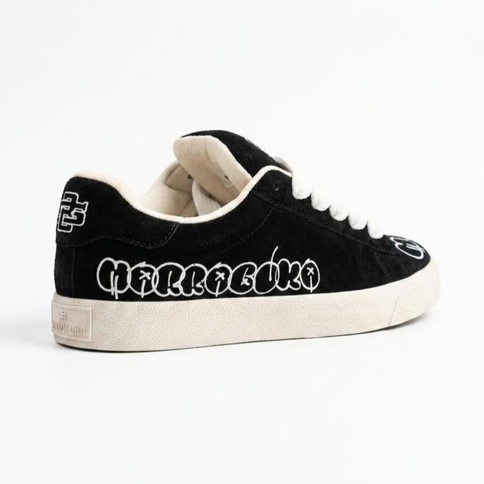 sepatu grafiti modelnya kece simple mengunakan bahan suede model gemuk cocok buat cowo cewe casual s