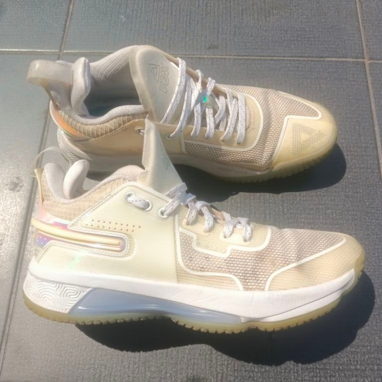Sepatu basket Peak