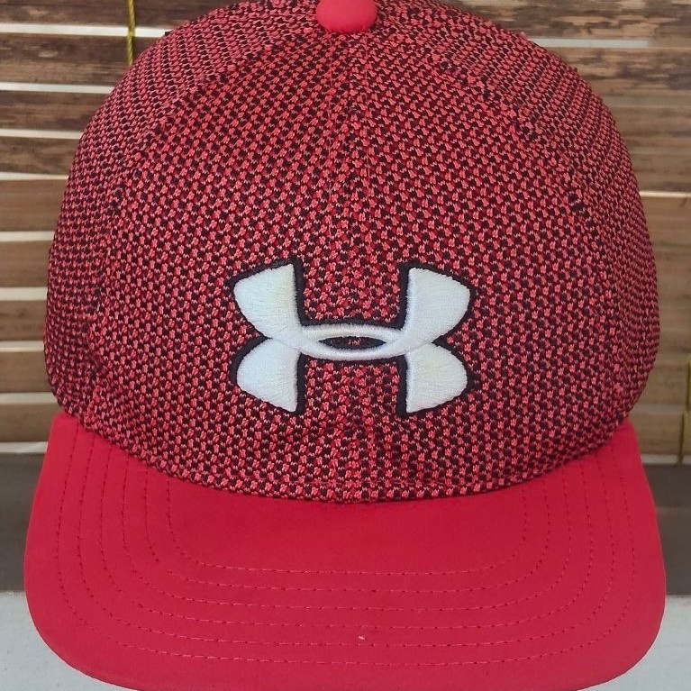 topi under armor