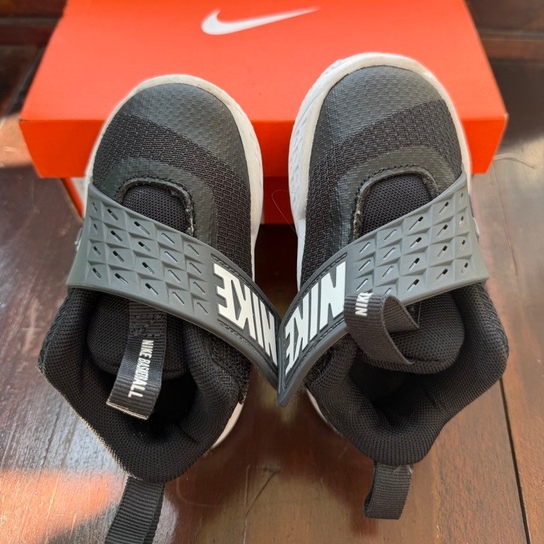 PL Sepatu Anak Nike Team Hustle D 12 Hf6281-002 Originals