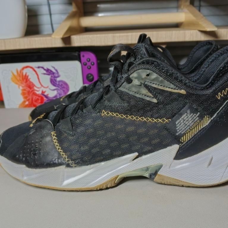 Sepatu Basket Why Not Zero 3 Black Gold