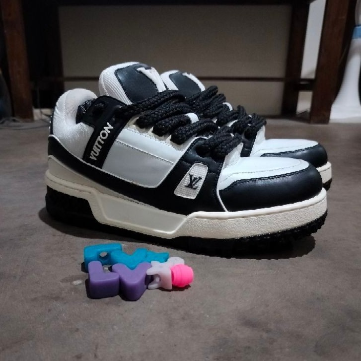 Sepatu LV Trainer Maxi Full Kulit Hitam Putih