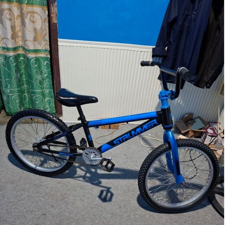 Sepeda BMX 20 Inch Bekas Siap Pakai Warna Biru Hitam (Stiker Strummer)