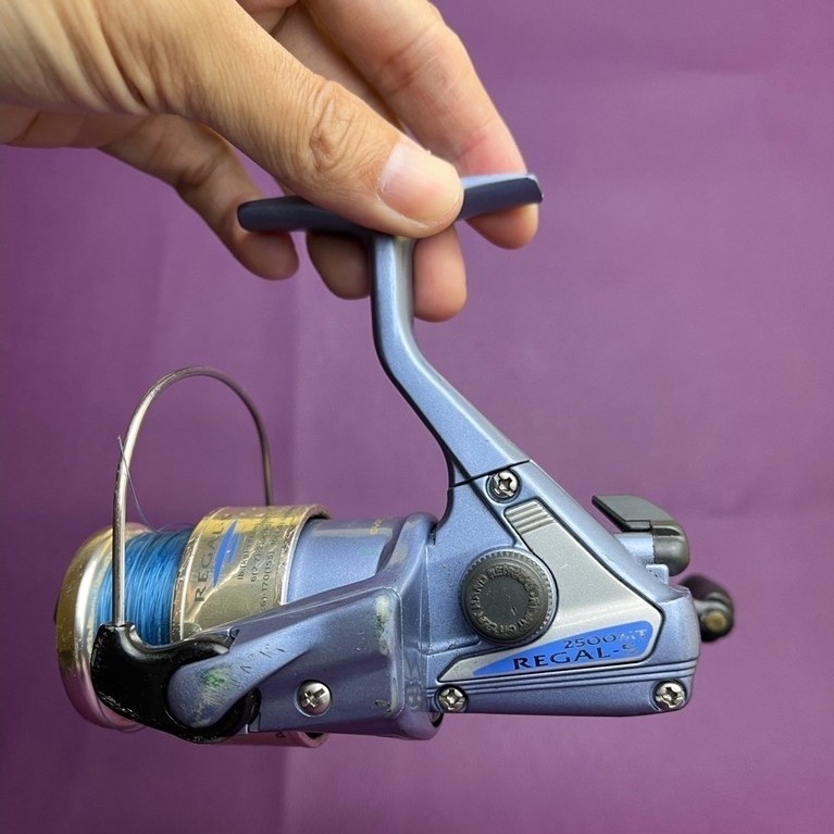 Reel Pancing Spinning REGAL 2500MT warna biru dengan pegangan