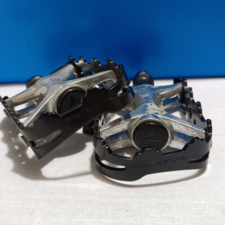 Pedal Sepeda Suntour XC LTD platform hitam perak untuk MTB