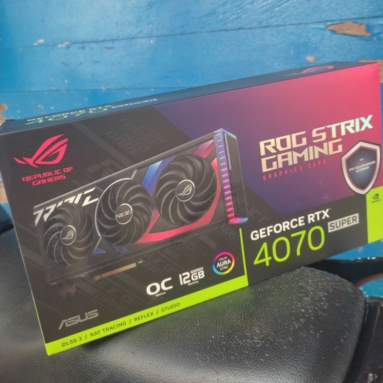 RTX 4070 SUPER ASUS ROG