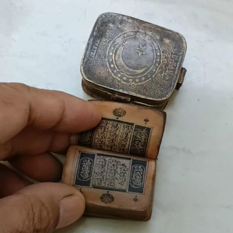 Buku Arab mini dalam kotak logam motif bulan bintang, quran-istanbul kecil