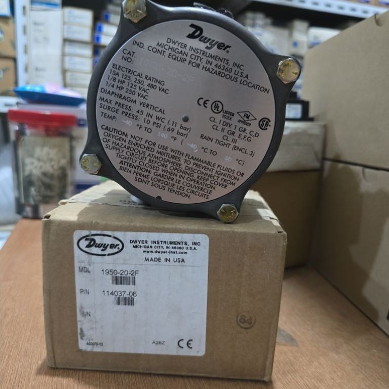 DWYER DIFFERENTIAL PRESSURE SWITCH 1950-20-2F Original