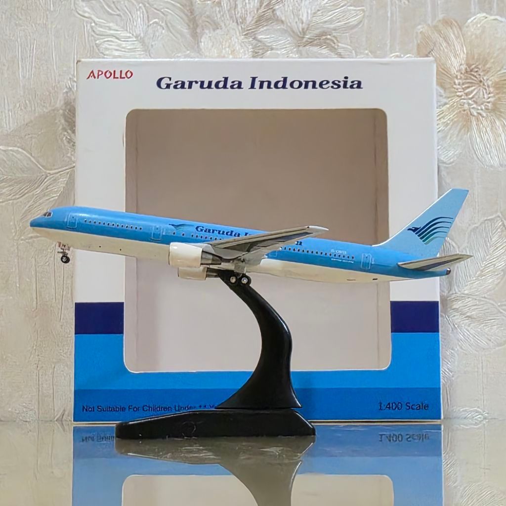 miniatur diecast pesawat Garuda Indonesia Boeing 767-300ER skala 1:400 buatan merek Apollo.
