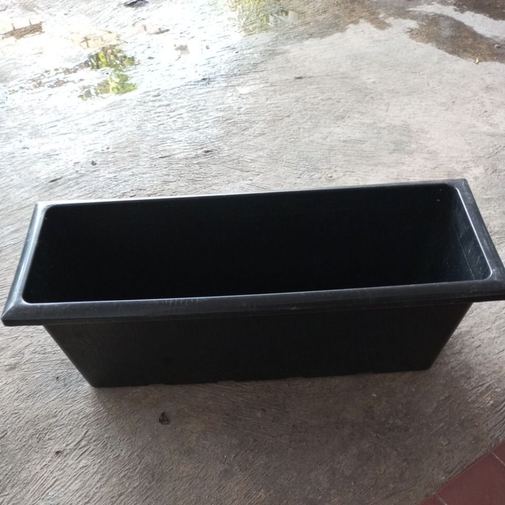 pot hitam panjang -+ 60 cm tinggi -+25 cm