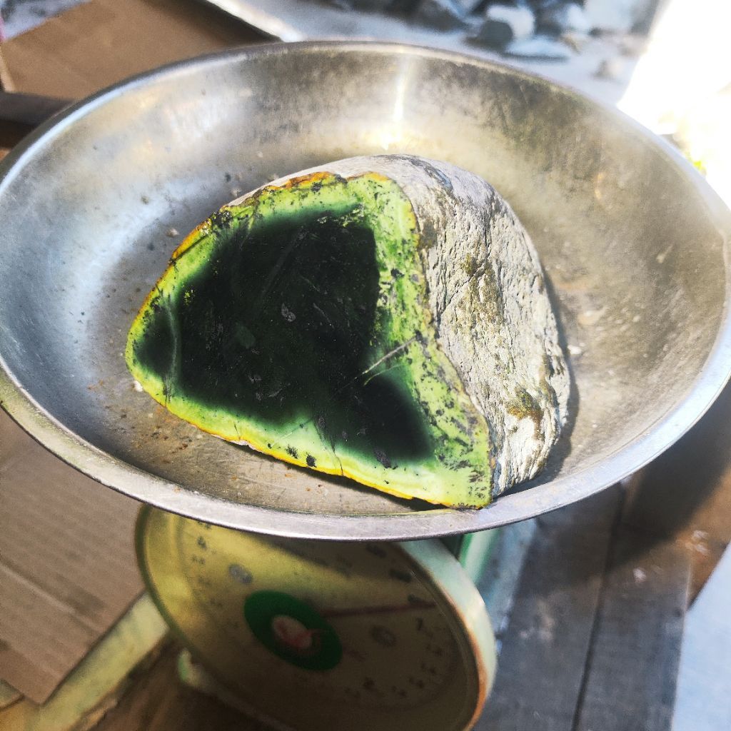Bongkahan Batu giok hitam Batu blackjade Aceh