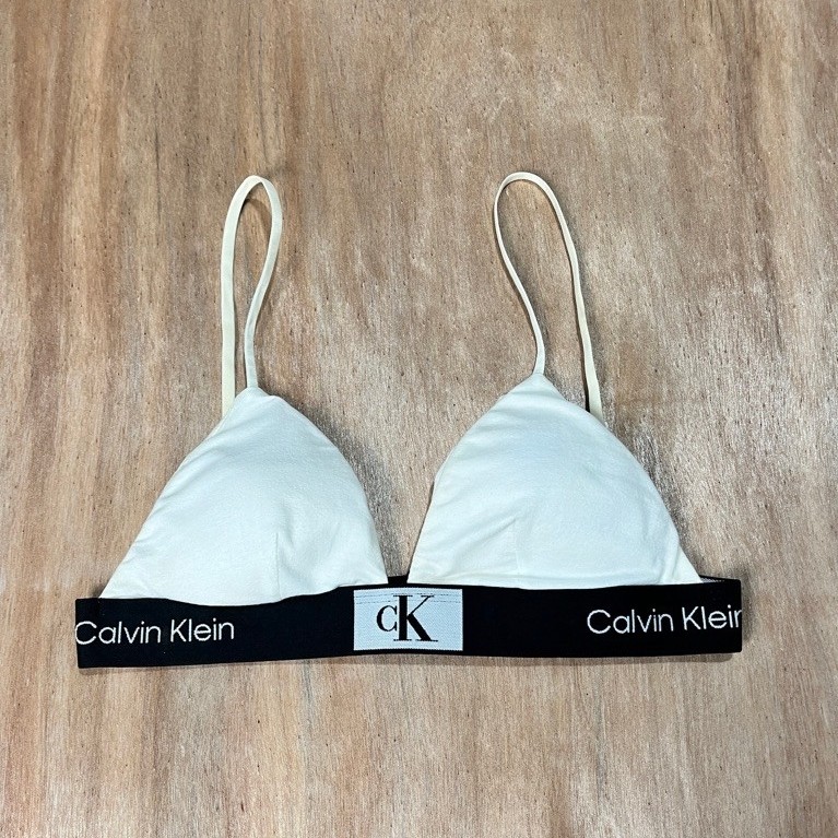 Bra wanita Calvin Klein warna putih tanpa cup tali tipis model segitiga