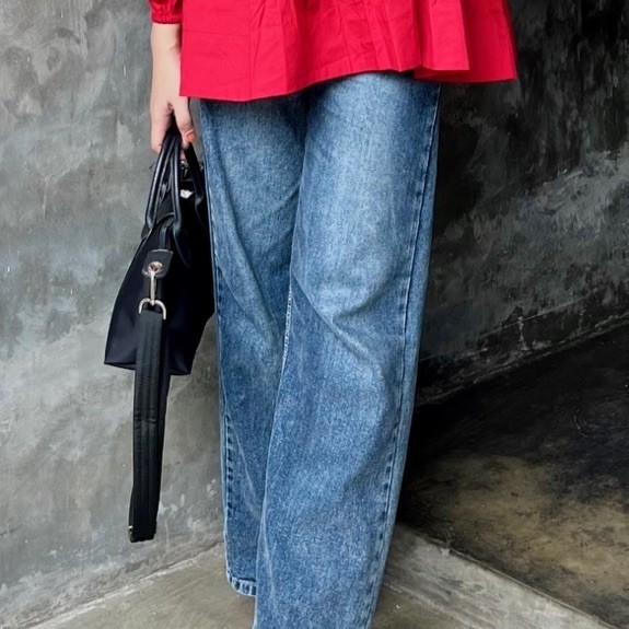 Celana jeans wanita model longgar lurus biru kasual
