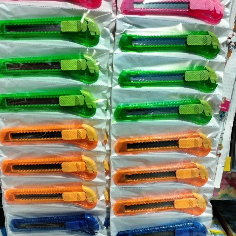 

Discount (Isi 12 Pcs) Pisau Cutter Bening Warna/Pisau Cutter Bening Warna Besar Discount