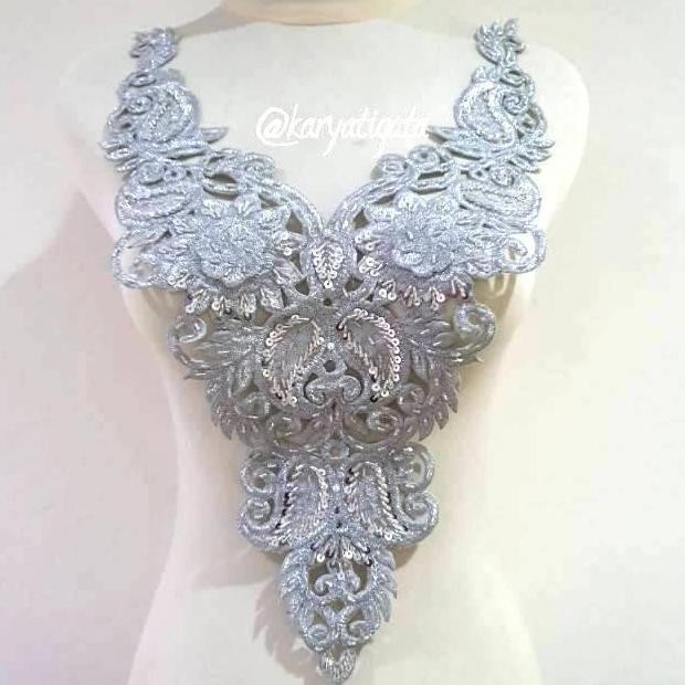 

Buruan serbu] Renda Bordir Kerah V Neck Full Payet - Perak