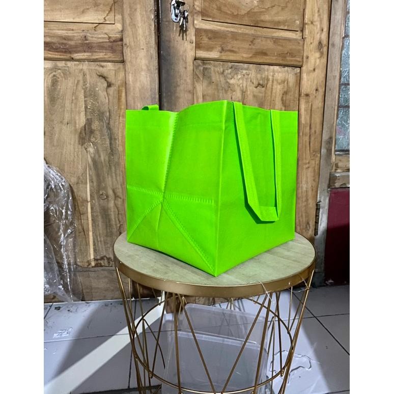 

Eelic (1 Lusin = 12 Pcs) Goodie Bag Tas Hajatan 22X22 Tinggi 28 Cm / Tas Berkat / Tas Hajatan Berkatan / Tas Seminar / Tas Hampers / Tas Ramah Lingkungan. N.-150