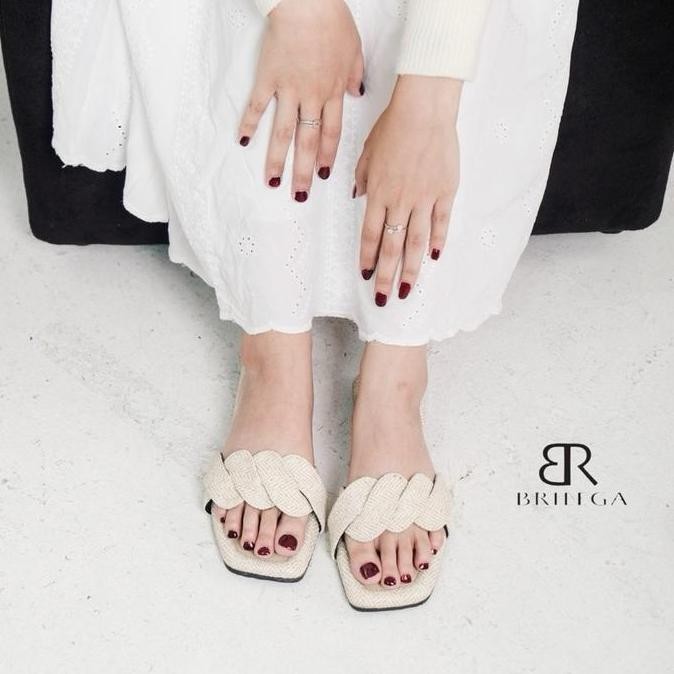 DI16 >> BRILEGA SAVANA Sandal teplek wanita dengan design yang elegan dan simple serta nyaman dipaka