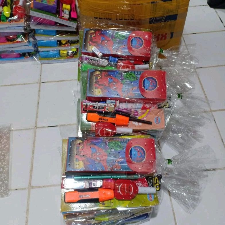 

Best Seller Paket Alat Tulis Sekolah Lengkap 1 ( Tempat Pensil Rakit ) / Souvenir Ulang Tahun