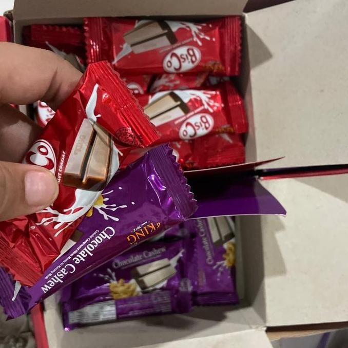 

New Paket coklat mix bisco plus cashew 80picis